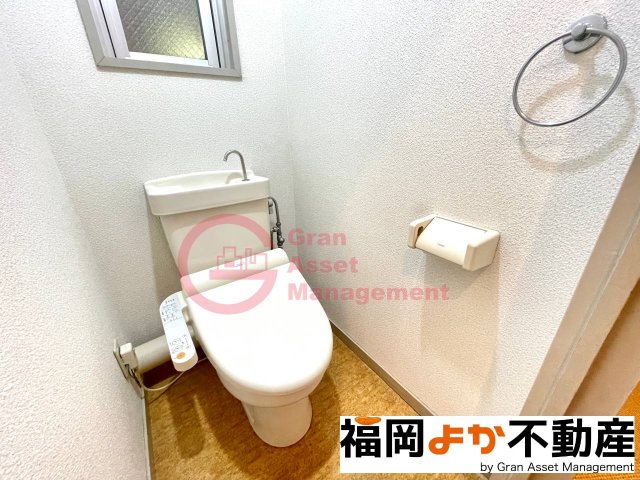 トイレ　落ち着いた色調のトイレです