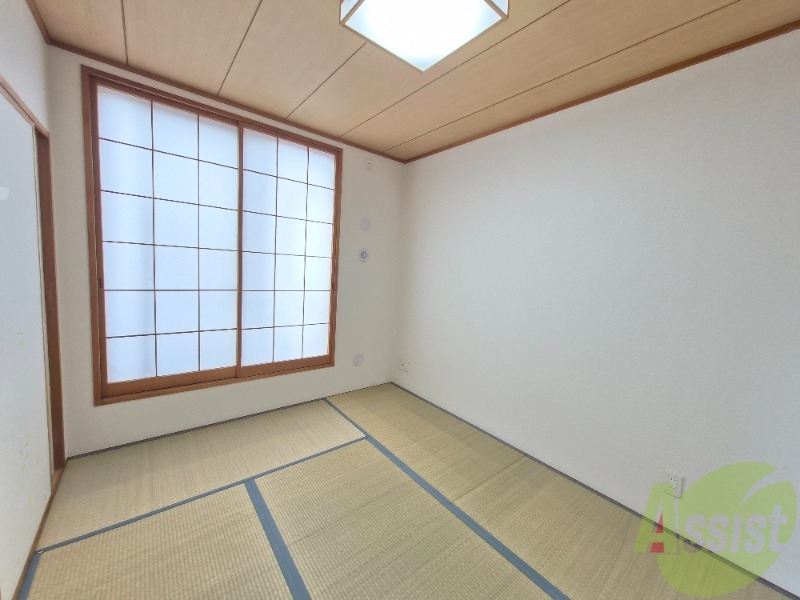 その他部屋・スペース　寝室には窓があるので、朝の目覚めが良さそうです。