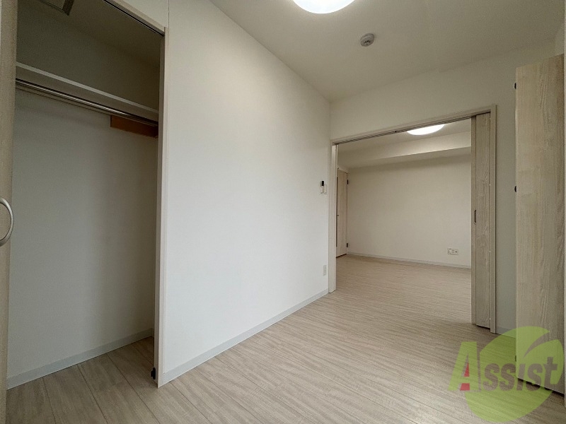 その他部屋・スペース　寝室はこちらです。光が差し込む、温かみのあるお部屋です。