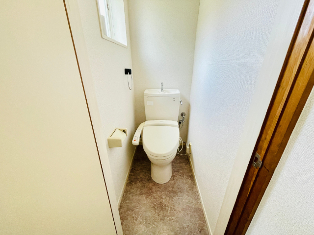 トイレ　※西部屋の写真です