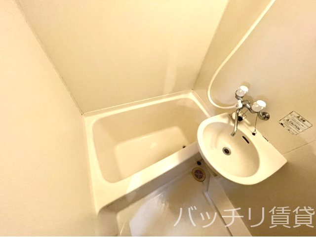 バス・シャワールーム　画像は別号室の為、現状優先になります