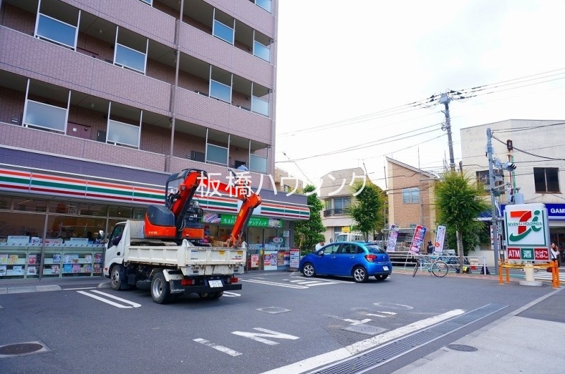 コンビニ　セブンイレブン板橋南常盤台1丁目店（コンビニ）まで302m