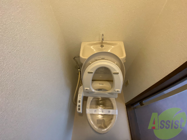 トイレ　温水洗浄機能付きのトイレです。きれいで落ち着ける空間。