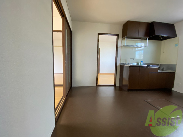 玄関　玄関からの様子、キッチンのあるお部屋から各部屋に繋がります