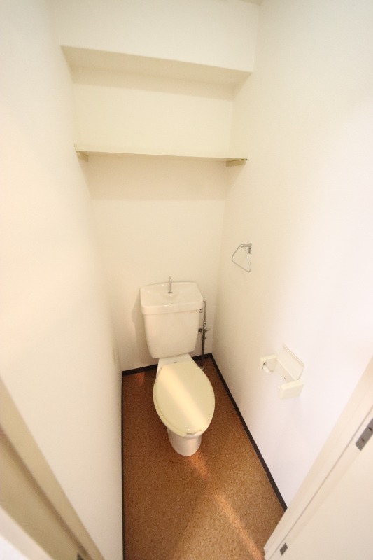 阪急神戸線 西宮北口駅 徒歩9分 4階建 築31年のトイレ写真