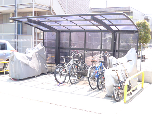 その他共有部分　雨の日も安心の屋根付きサイクルポート
