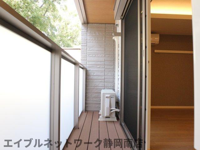 バルコニー　外からの目が気にならないバルコニーで洗濯物が干せます