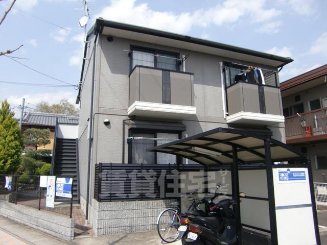 京都市西京区桂久方町のアパートの建物外観