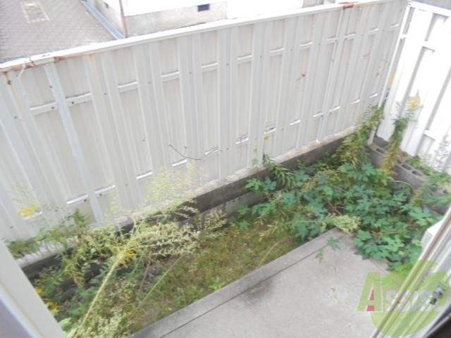 バルコニー　専用庭付きのお部屋です。お洗濯物は勿論、お花で彩る楽しみも