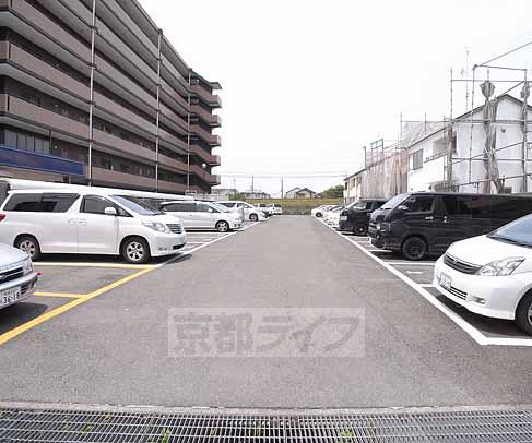 【京都市伏見区向島津田町のマンションの駐車場】