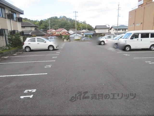 【舞鶴市字森のアパートの駐車場】