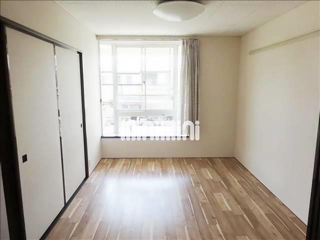 居室・リビング　出窓がおしゃれな洋室です