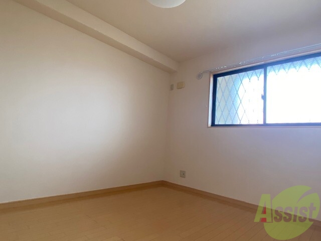 その他部屋・スペース　５帖の寝室です。窓から明るい陽射しが差し込んでＧＯＯＤです！