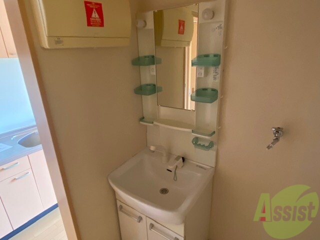 洗面設備　忙しい朝の味方、独立洗面台。身だしなみもバッチリですね。