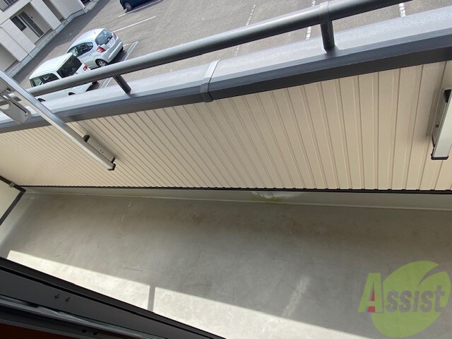 バルコニー　バルコニーは手すりがあり、広めの印象でした。