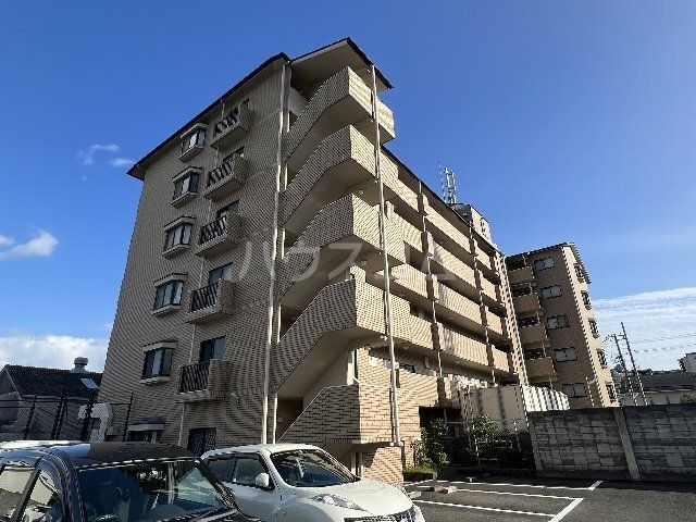 京都市右京区嵯峨中通町のマンションの建物外観