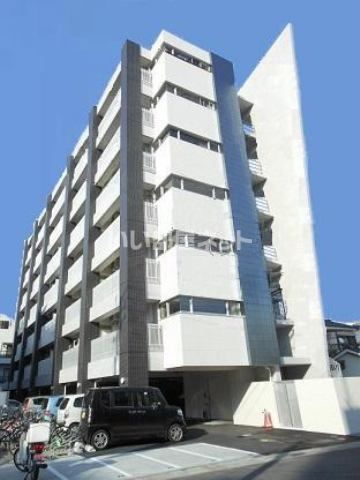 【鹿児島市上荒田町のマンションの建物外観】