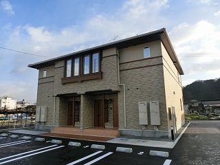 【真庭市久世のアパートの建物外観】