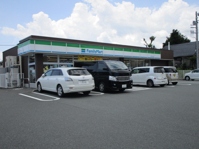 コンビニ　ファミリーマート（コンビニ）まで737m