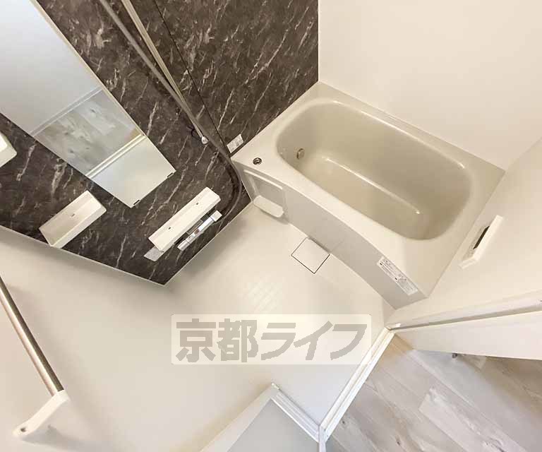 バス・シャワールーム　鏡の付いた便利なお風呂