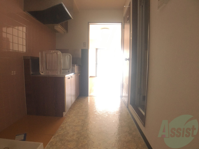 玄関　玄関から見た部屋の感じです。キッチン回りも広いですね。