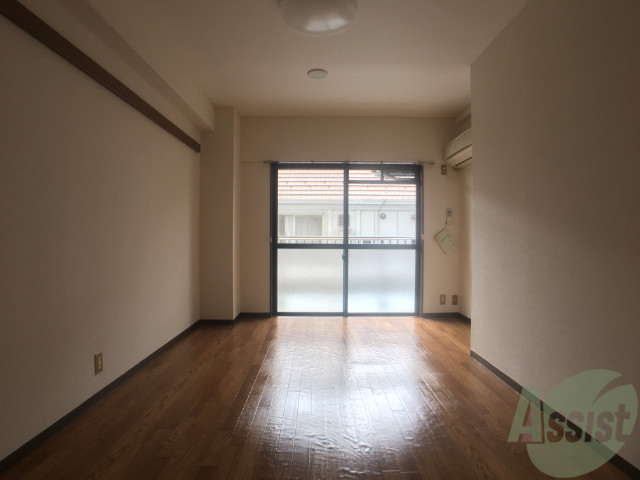 居室・リビング　洋室が８帖もあるととてもひろいですよね。