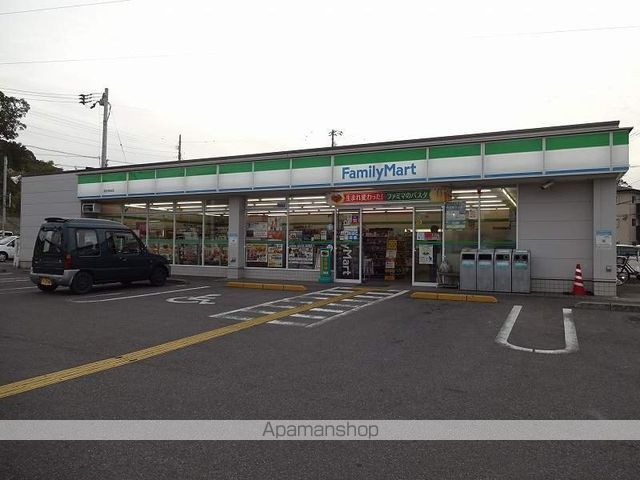 コンビニ　ファミリーマート（コンビニ）まで1372m