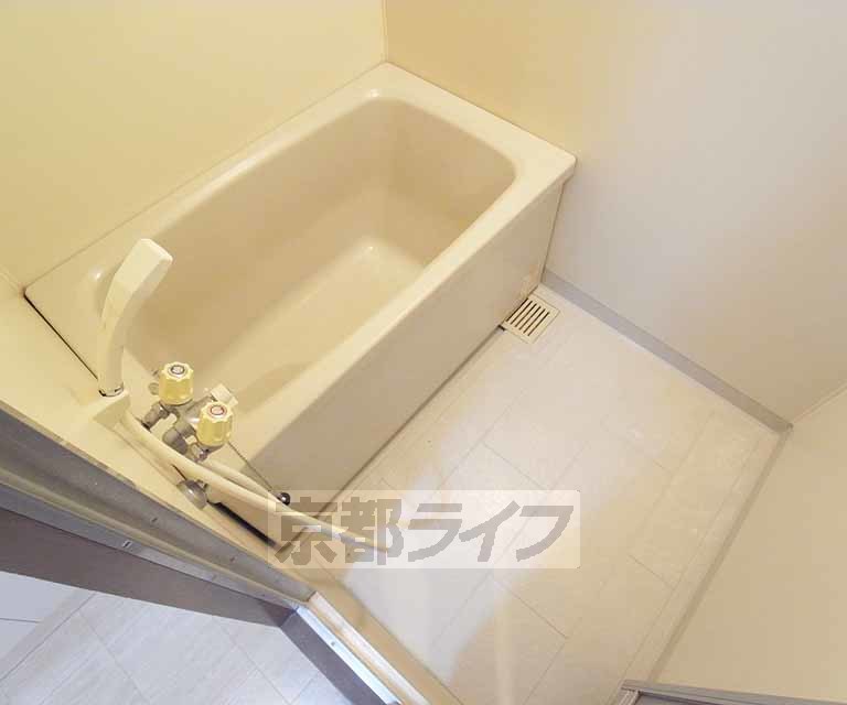 バス・シャワールーム　清潔感のあるお風呂です