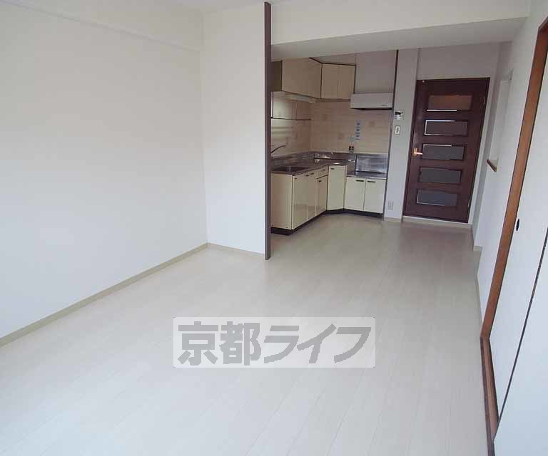 居室・リビング　白いフローリングできれいなリビングです