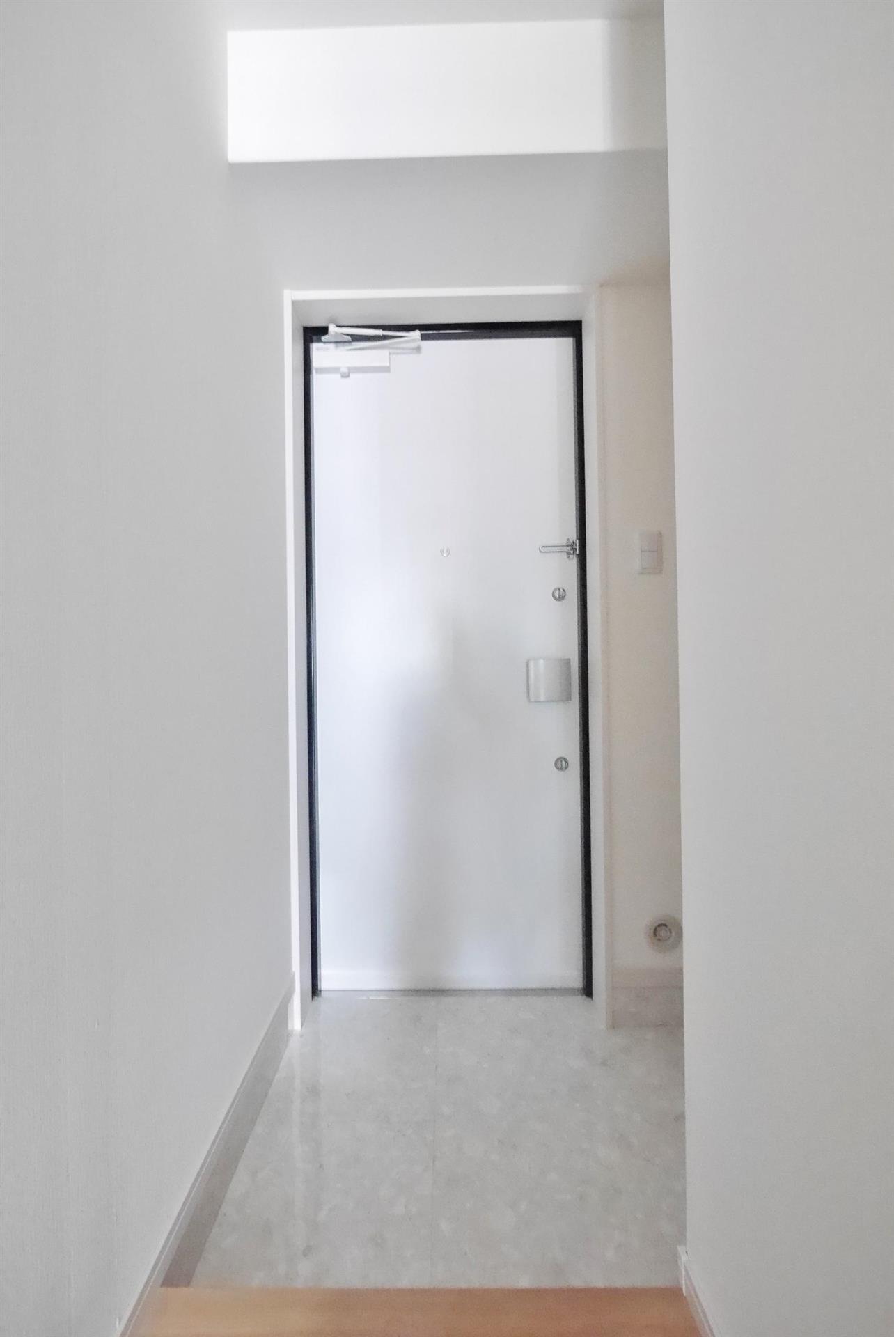 玄関　モデルルームの写真になります。