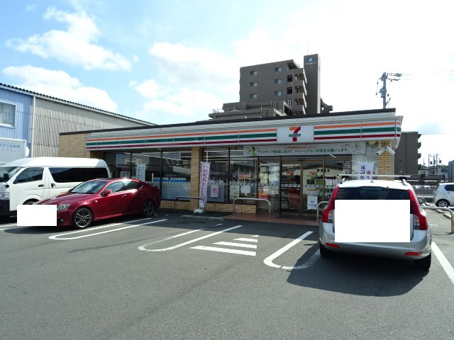 コンビニ　セブンイレブン（コンビニ）まで407m