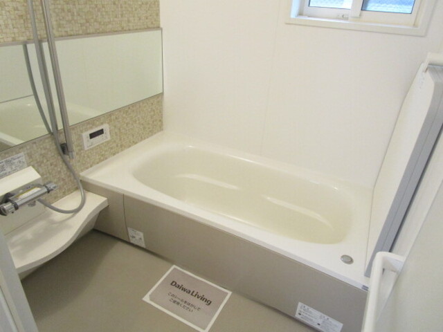 バス・シャワールーム　追い焚き給湯機能付き浴室（小窓付）