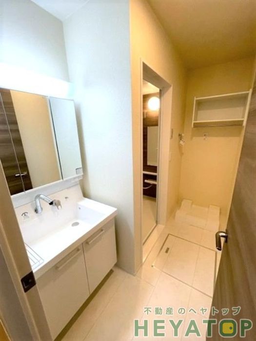 洗面設備　忙しい朝の身支度に便利なシャワー付き洗面化粧台