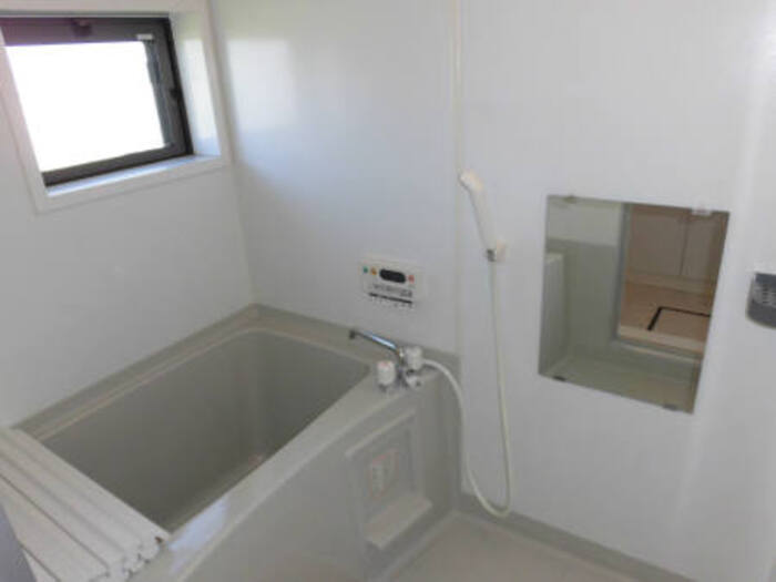 バス・シャワールーム　換気のできる窓付きの浴室☆