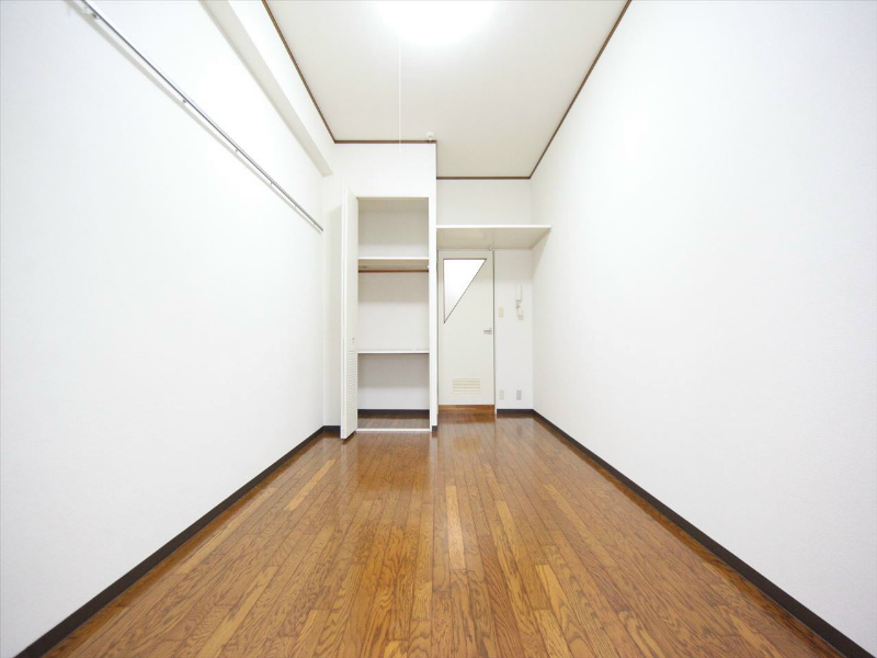 居室・リビング　洋室8.3帖　クローゼット付（収納充実してます）