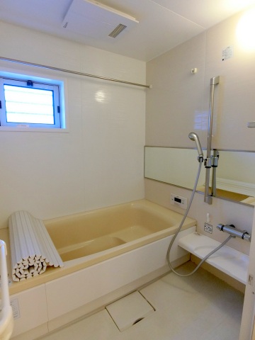 バス・シャワールーム　追炊きと乾燥機付きの大型一坪風呂