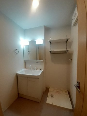 洗面設備　ゆったりとスペースのある洗面所