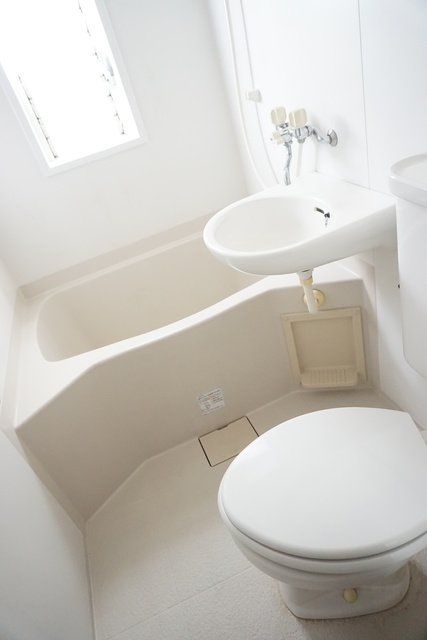 バス・シャワールーム　お掃除がしやすい洗面台付き３点ユニットです☆