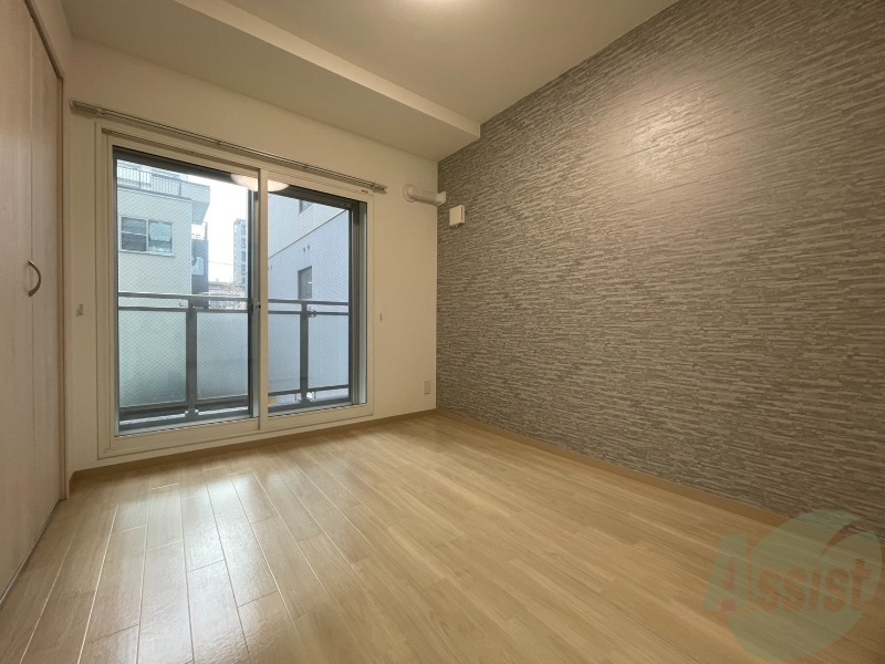 その他部屋・スペース　洋室にも南向きの窓があり日中は電気を付けなくても明るいですよ