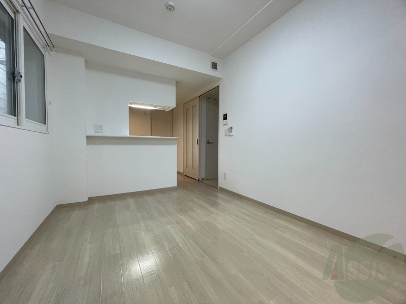 居室・リビング　フローリングと壁のカラーが明るい雰囲気ですね！