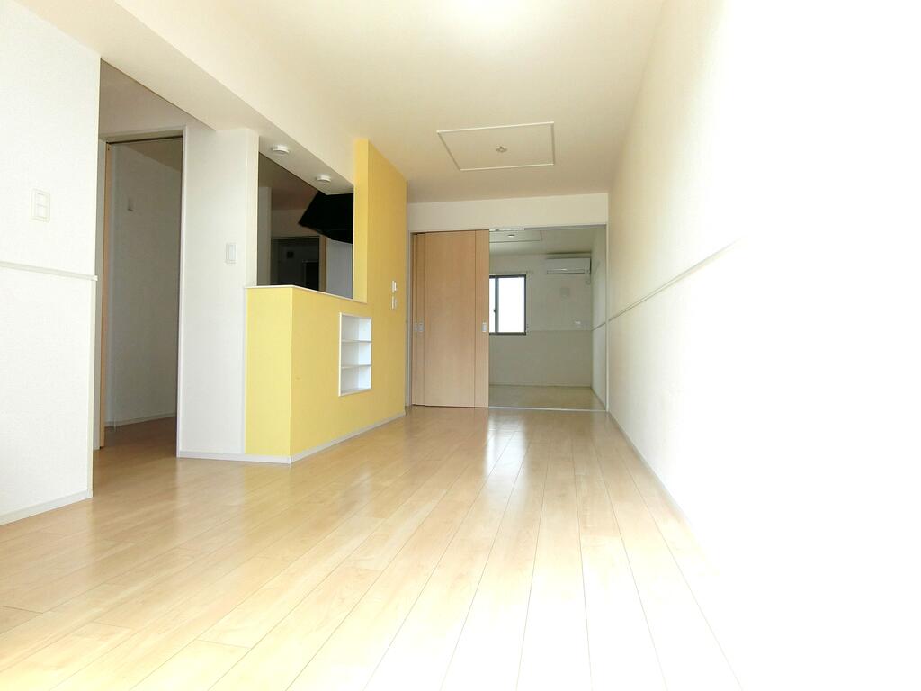 居室・リビング　同型物件の写真、配色に違いあり