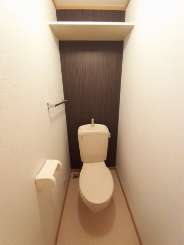 トイレ　落ち着いた色調のトイレです