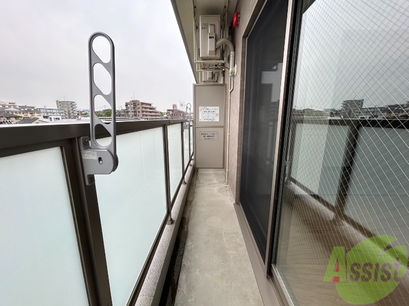 バルコニー　バルコニーは洗濯物を干すのに十分な広さがありますね。