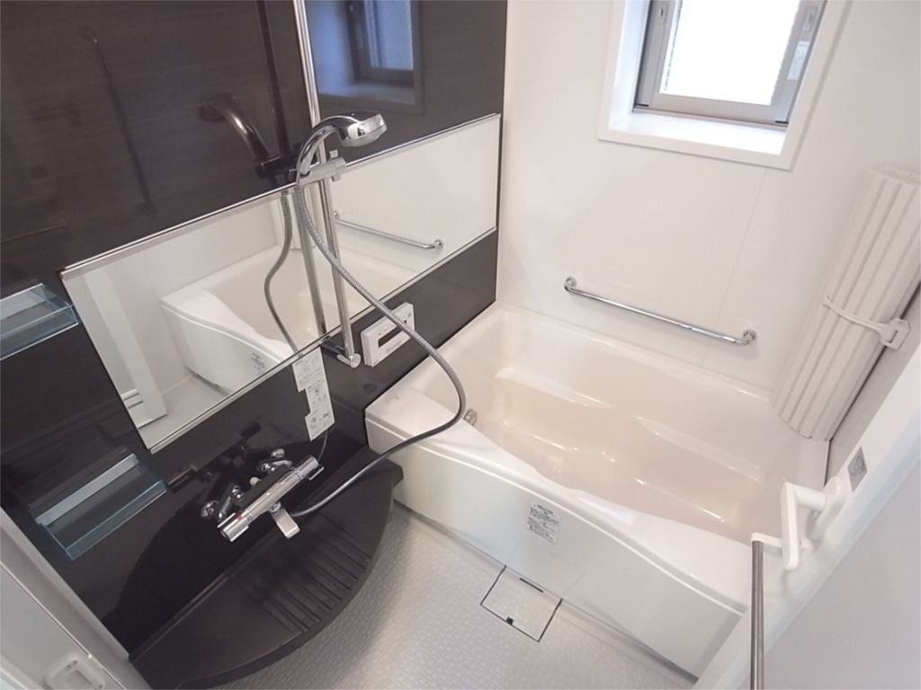 バス・シャワールーム　ひとまわり大きい1116タイプの浴室