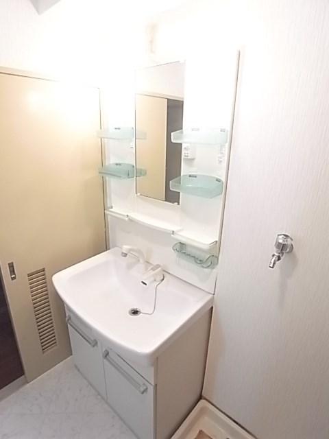 洗面設備　明るい洗面所です