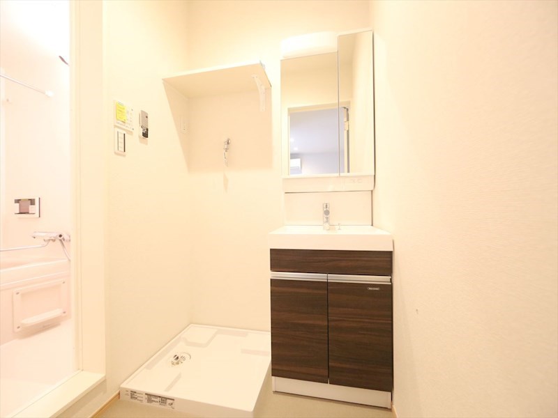 洗面設備　脱衣所　独立洗面台（シャンプードレッサー付）収納スペース有