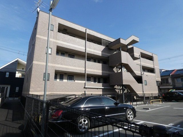 建物外観　鉄骨造の3階建ての建物です。