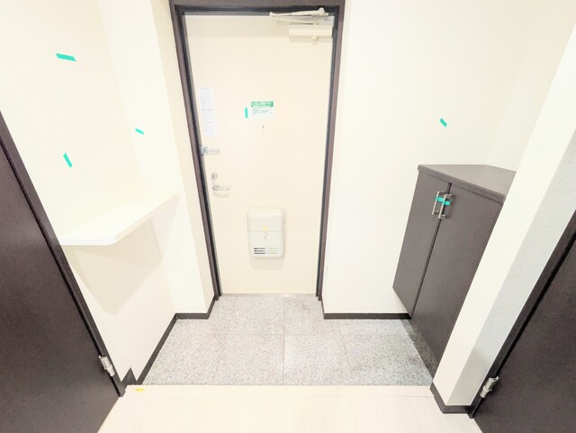 玄関　クリーニング前の写真です