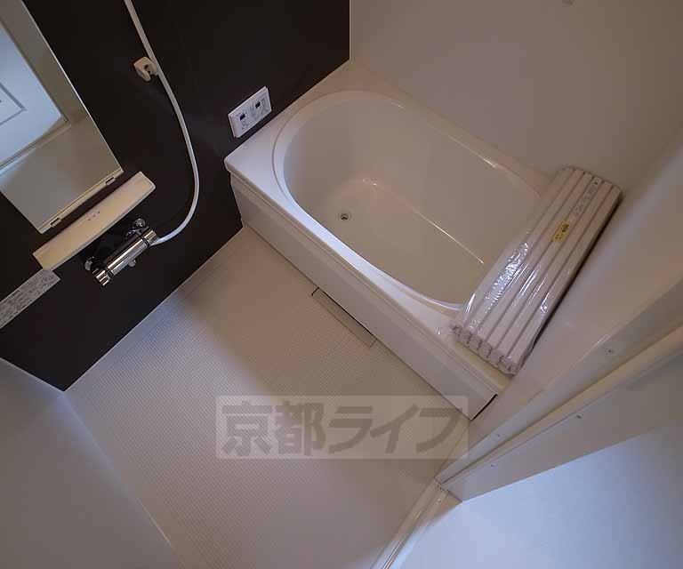 バス・シャワールーム　広さのあるバスルームです。