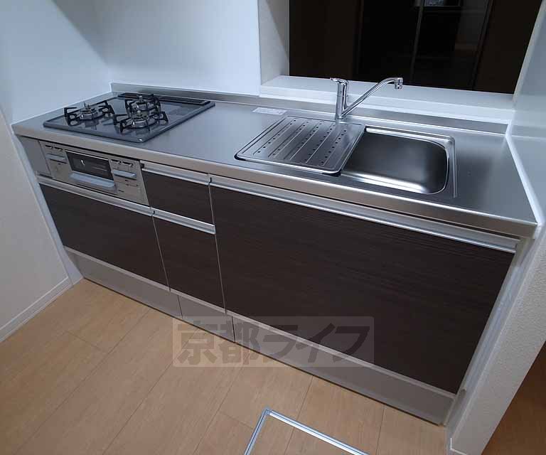 キッチン　茶色基調のシステムキッチンです。